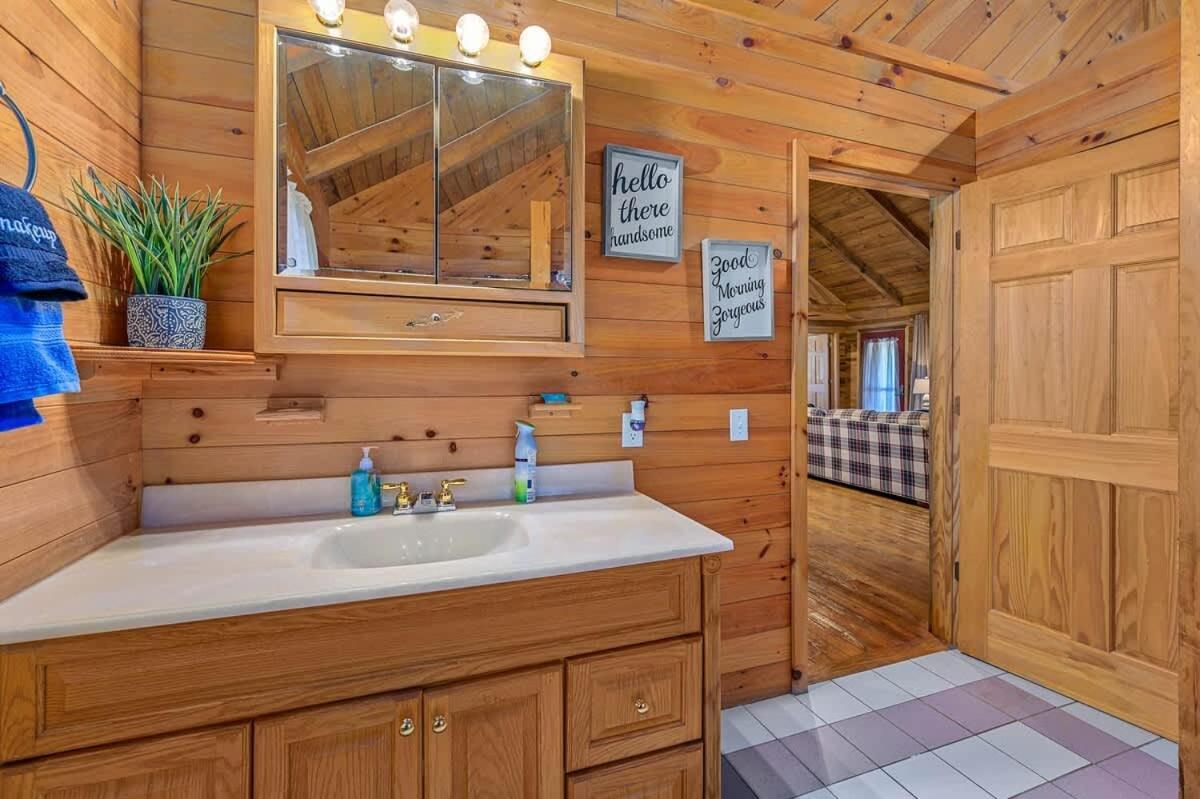 Beautiful View! Log Cabin,Fireplace,Hot Tub,Arcade,Pool,Fishing Sevierville Kültér fotó