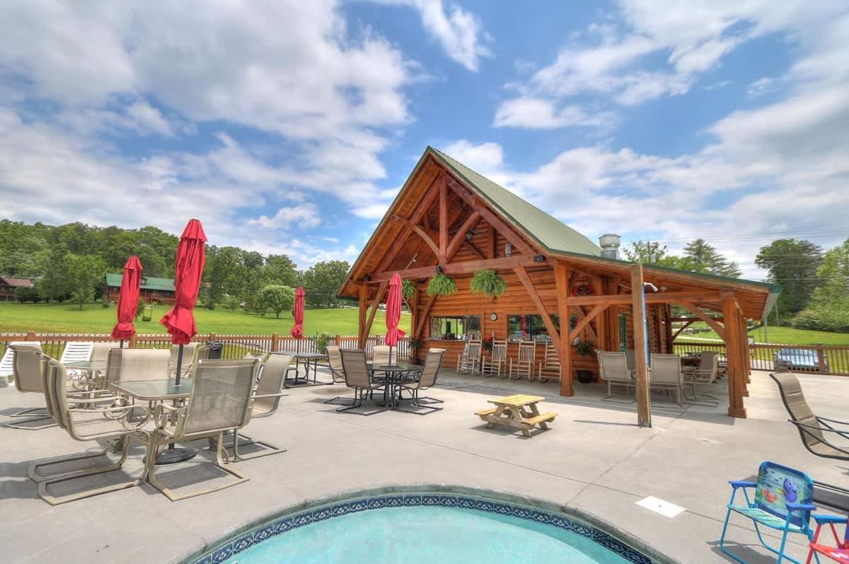 Beautiful View! Log Cabin,Fireplace,Hot Tub,Arcade,Pool,Fishing Sevierville Kültér fotó