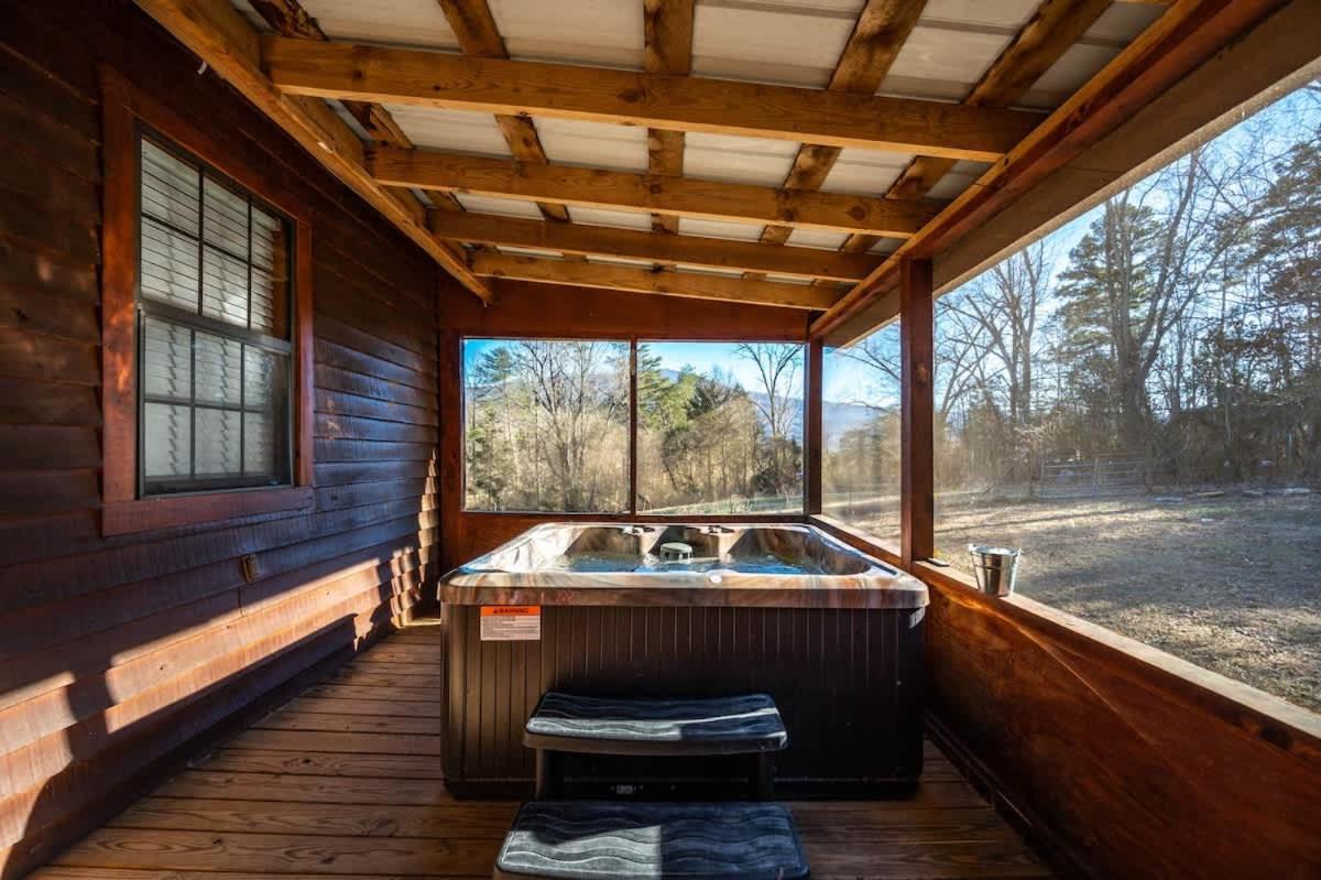 Beautiful View! Log Cabin,Fireplace,Hot Tub,Arcade,Pool,Fishing Sevierville Kültér fotó