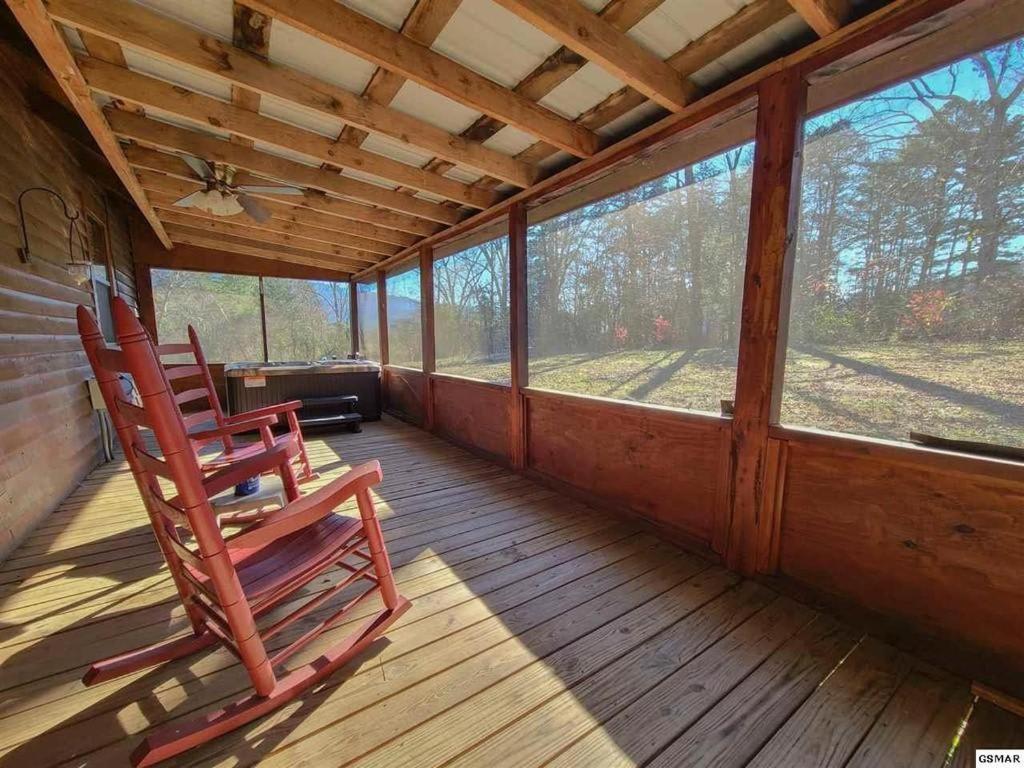 Beautiful View! Log Cabin,Fireplace,Hot Tub,Arcade,Pool,Fishing Sevierville Kültér fotó