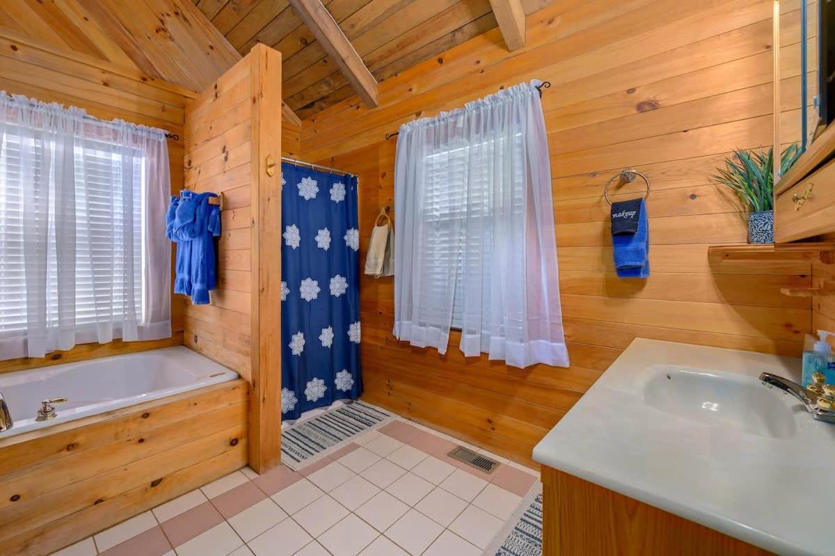 Beautiful View! Log Cabin,Fireplace,Hot Tub,Arcade,Pool,Fishing Sevierville Kültér fotó