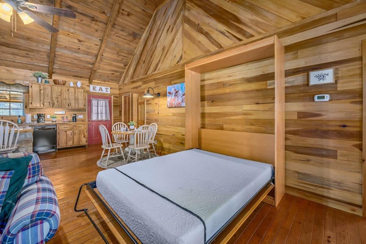Beautiful View! Log Cabin,Fireplace,Hot Tub,Arcade,Pool,Fishing Sevierville Kültér fotó