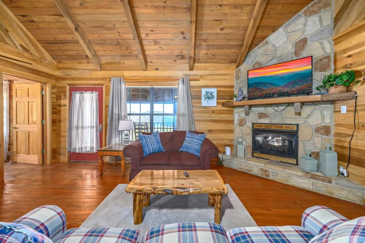 Beautiful View! Log Cabin,Fireplace,Hot Tub,Arcade,Pool,Fishing Sevierville Kültér fotó