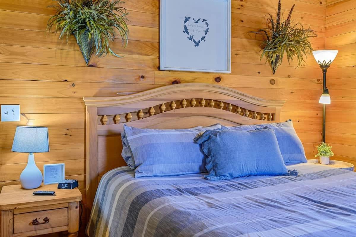 Beautiful View! Log Cabin,Fireplace,Hot Tub,Arcade,Pool,Fishing Sevierville Kültér fotó