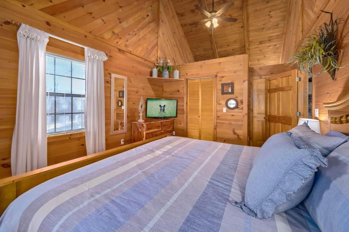 Beautiful View! Log Cabin,Fireplace,Hot Tub,Arcade,Pool,Fishing Sevierville Kültér fotó