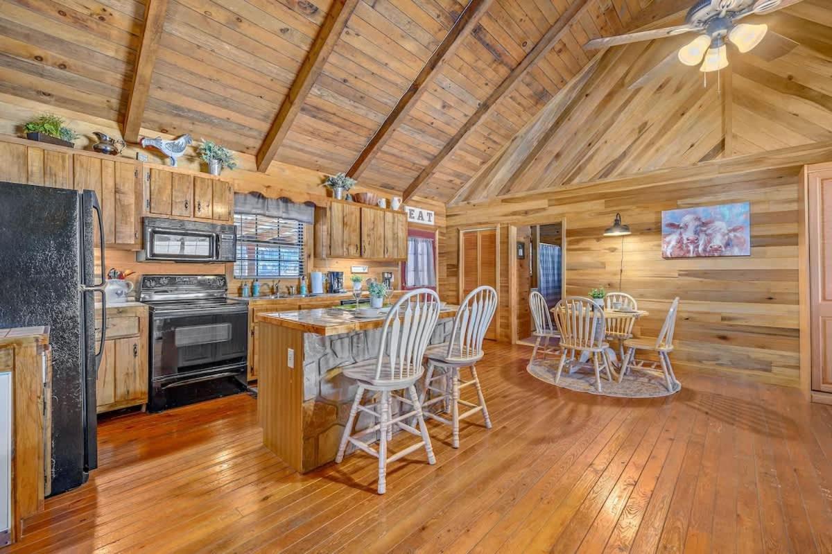 Beautiful View! Log Cabin,Fireplace,Hot Tub,Arcade,Pool,Fishing Sevierville Kültér fotó