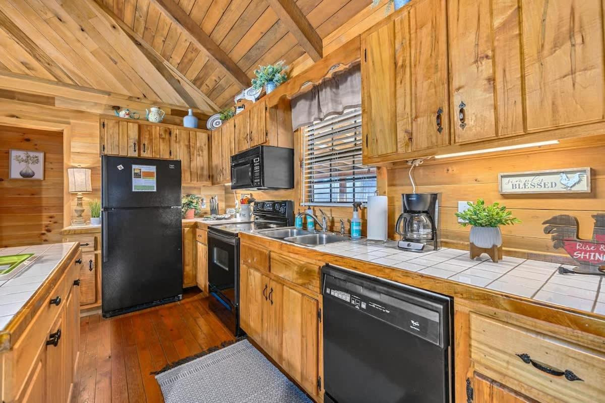 Beautiful View! Log Cabin,Fireplace,Hot Tub,Arcade,Pool,Fishing Sevierville Kültér fotó