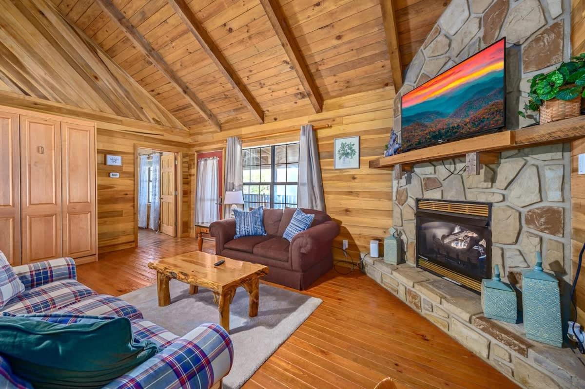 Beautiful View! Log Cabin,Fireplace,Hot Tub,Arcade,Pool,Fishing Sevierville Kültér fotó