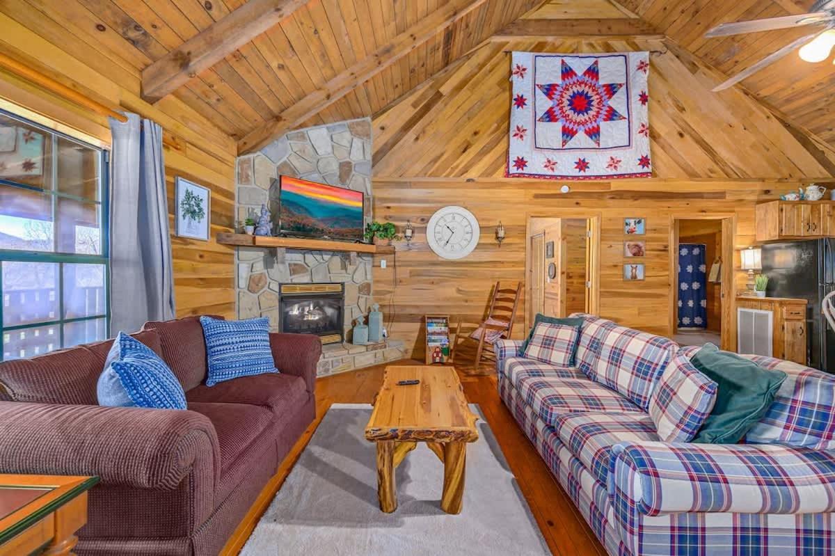 Beautiful View! Log Cabin,Fireplace,Hot Tub,Arcade,Pool,Fishing Sevierville Kültér fotó
