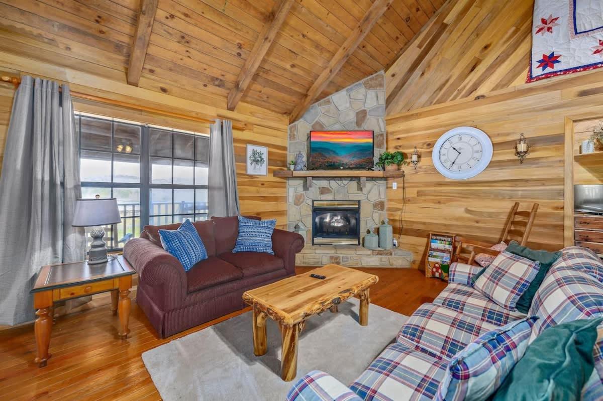 Beautiful View! Log Cabin,Fireplace,Hot Tub,Arcade,Pool,Fishing Sevierville Kültér fotó