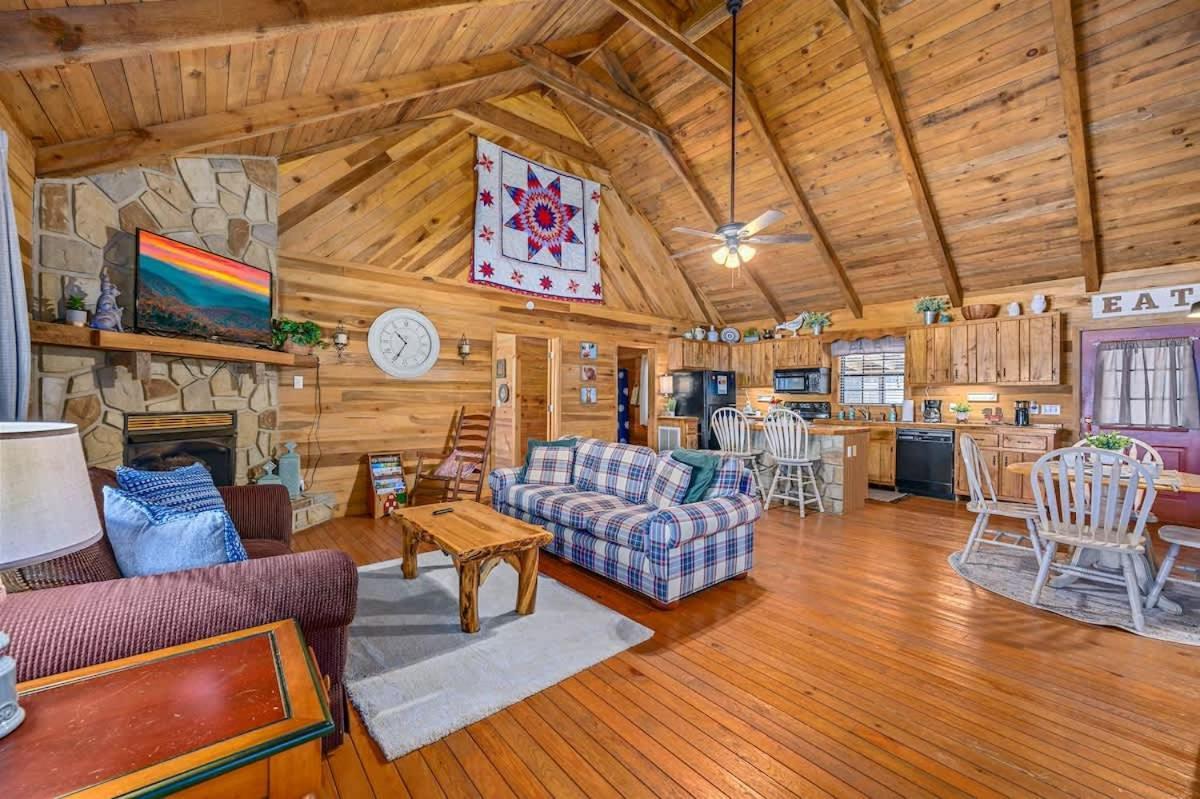 Beautiful View! Log Cabin,Fireplace,Hot Tub,Arcade,Pool,Fishing Sevierville Kültér fotó
